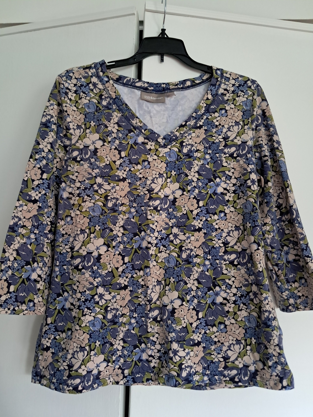 Croft & Barrow Blue and Cream Floral V-Neck Long Sleeve Top